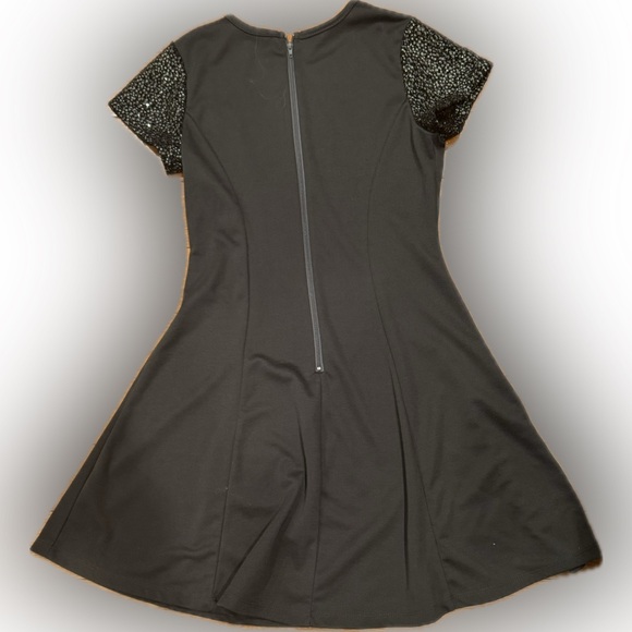 Penelope Tree, size 12
Dark gray jersey dress, sparkly cap sleeve, zip closure - Picture 2 of 2